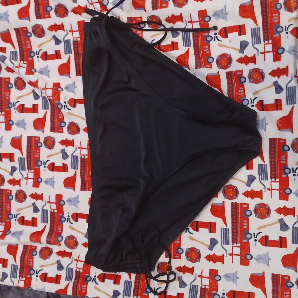 Time and Tru black swimsuit bottoms